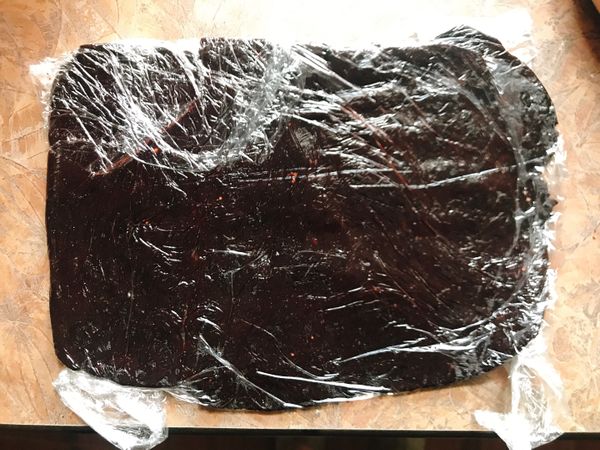 放涼後
蓋上保鮮膜
桿平成長方形狀
再放入冰箱冷藏