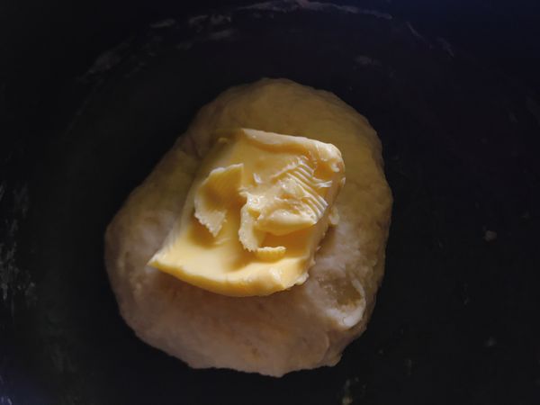 加入奶油
揉到表面光滑即可
再蓋上保鮮膜
發酵60分鐘