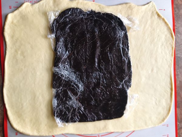 將發酵好的麵糰取出後
桿平成長方形狀
大小要可以包覆巧克力內餡
示範如圖