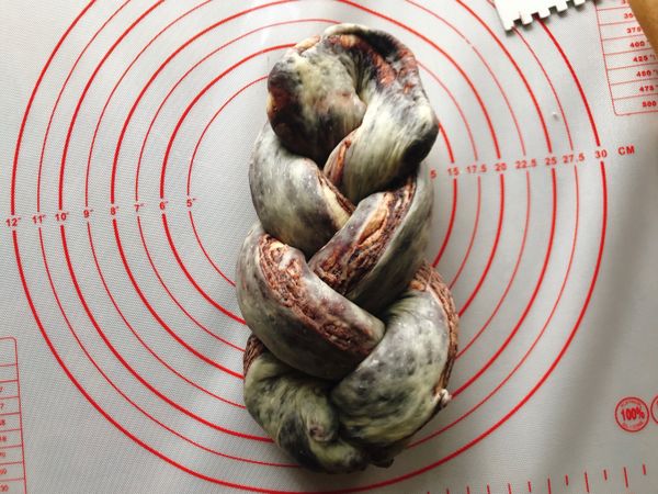 接著就開始綁辮子囉
尾巴的部分記得收緊喔