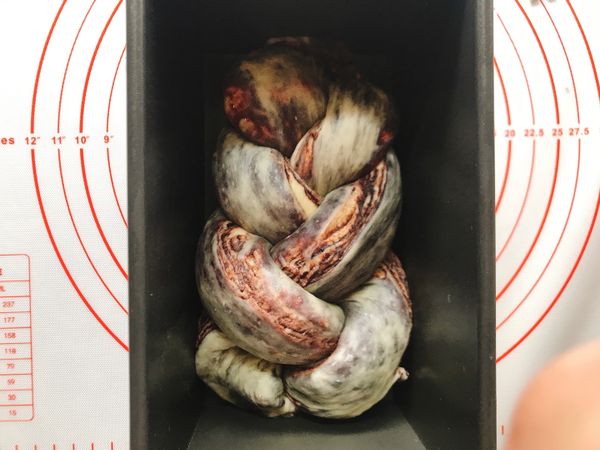 將麵糰放入吐司模裡
蓋上保鮮膜
二次發酵60分鐘