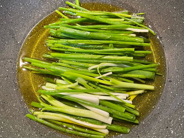 冷油下蔥段，小火加熱；