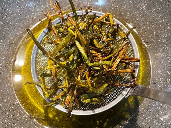 炸到蔥段變酥呈深綠色即可關火，用濾網撈起；