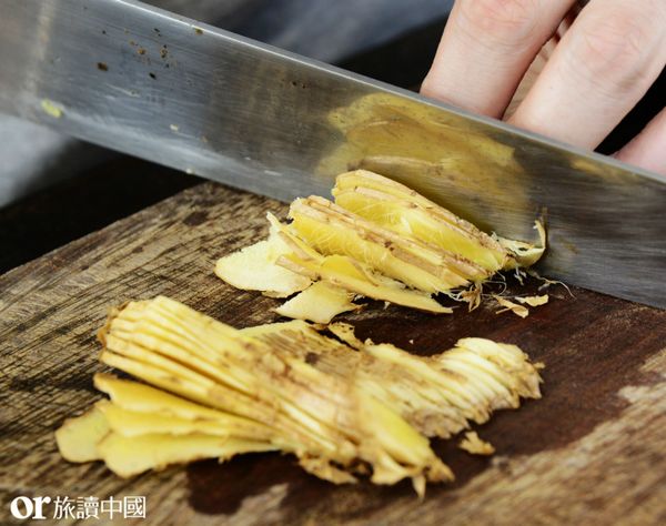 老薑切薄片後灑上鹽，靜置一旁待脫水。