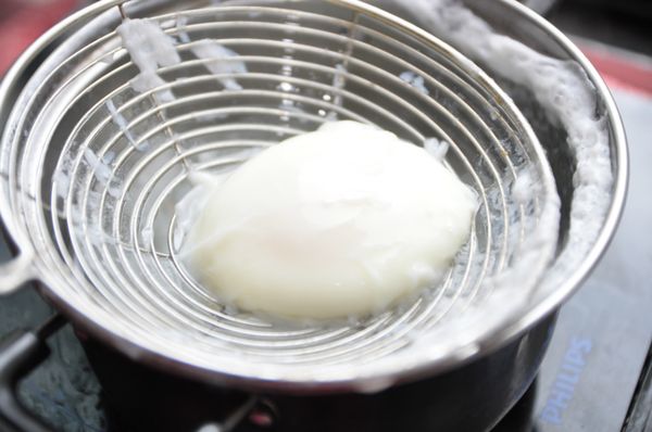 備滾水及撈網，將荷包蛋打在撈網上滾煮至6~7分熟撈起放涼，再放進冰箱冷藏約20分鐘
ps:因為是半熟蛋，所以特別致有機商店挑選較有品質的雞蛋，這樣吃的也比較安心!