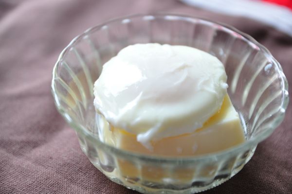 接著將芙蓉豆腐倒扣在碗中，將冰涼的水煮荷包蛋放在上層，