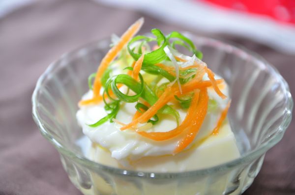 放上蔥絲及紅蘿蔔絲