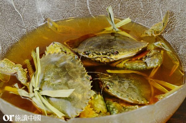 處女蟳置入深鍋，倒入米酒至淹滿螃蟹、螃蟹剛好可浮出酒面呼吸的高度，靜置約3小時至螃蟹暈醉。