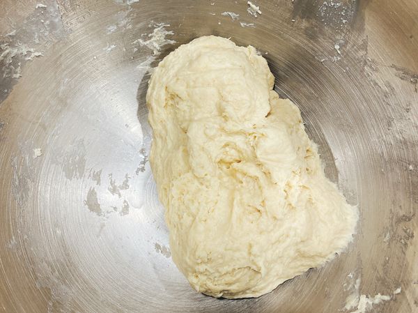 高筋麵粉、糖、蜂蜜、牛奶、鮮奶油 混合成無粉狀態麵糰，冷藏ㄧ夜