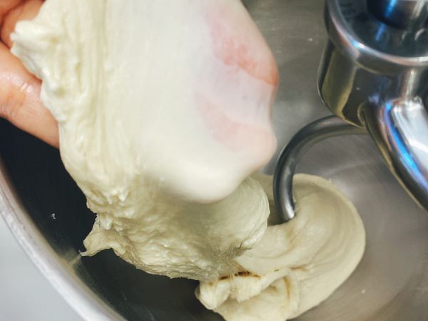 加軟化奶油慢速打1分鐘改中速打2分鐘呈薄膜狀態，室溫28度發酵60分鐘