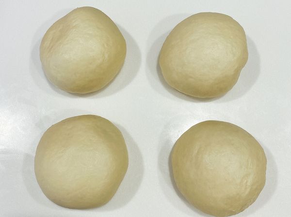 分割4等份，排氣滾圓，靜置15分鐘