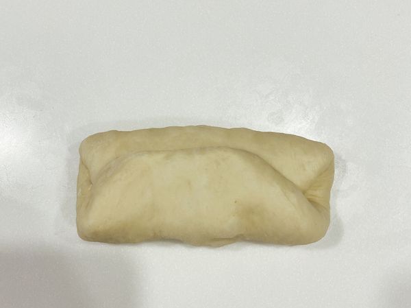 拍打排氣，由上往下折1/3再由下往上折起（四份皆是）