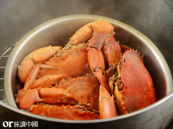 蒸鍋開大火，水滾後將螃蟹置入蒸7-10分鐘（視螃蟹與蒸鍋大小），熄火靜置3-5分鐘取出備用。
