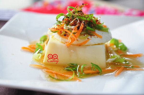 最後將芙蓉豆腐內裝附贈的調味包淋上去，灑上唐辛子七味粉，一道簡單又消暑的料理完成囉!