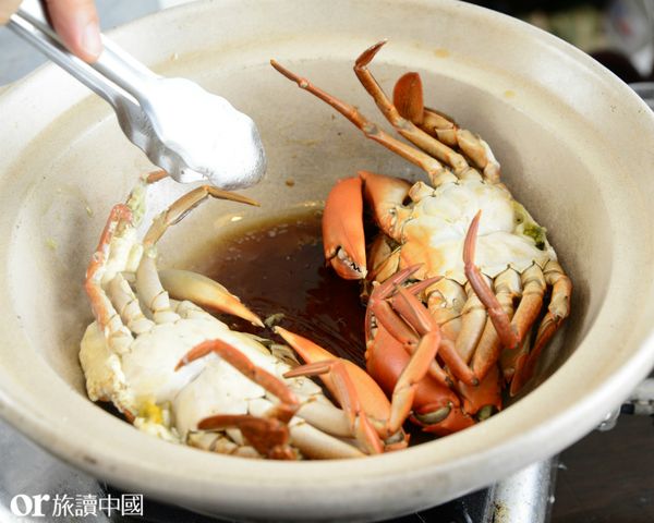 取2碗黑麻油倒入鑊中，預熱至小油泡出現，然後關小火、放入鹽漬薑片慢慢煸香至金黃色。
螃蟹蟹殼朝下放入炒鑊，大火快爆15秒，再翻正快爆10秒，然後淋上醃漬薑片析出的湯汁、加入3/4碗米酒，上蓋等到湯汁重新沸騰後再悶20秒。