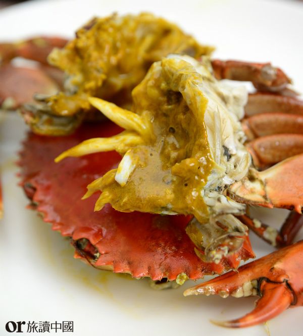 用夾子與鍋鏟取出螃蟹裝盤，再將鍋中湯汁大火快煮、收汁至半稠狀後淋上蟹身即完成。