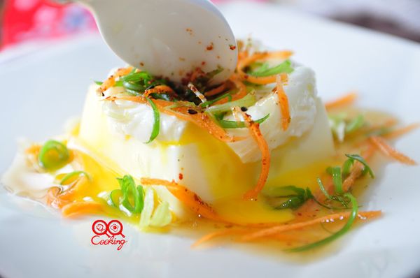 為什麼稱為這道料理為【冰熔岩芙蓉豆腐】?冰涼的水煮半熟蛋，用湯匙一口舀入，蛋黃隨即如火山熔岩般流出，超級美味!