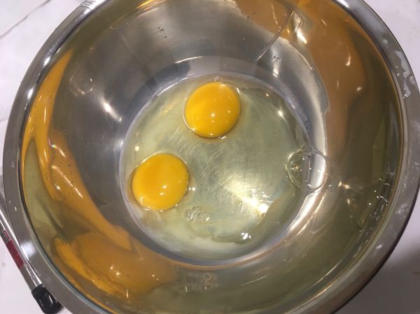 糖加入鮮奶開小火加熱約2分，蛋打散後加入鮮奶