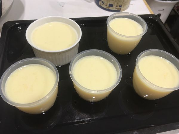 倒入杯中，烤盤加水2cm,烤箱170度約烤40分