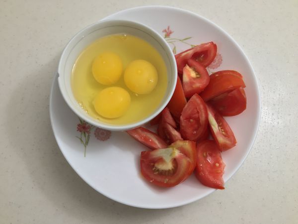 1.打蛋、攪拌
2.番茄切塊(大小、形狀依個人喜好)