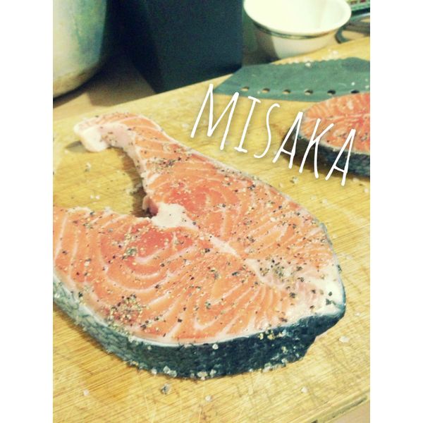 先將魚肉以海鹽及黑胡椒粒醃漬一下