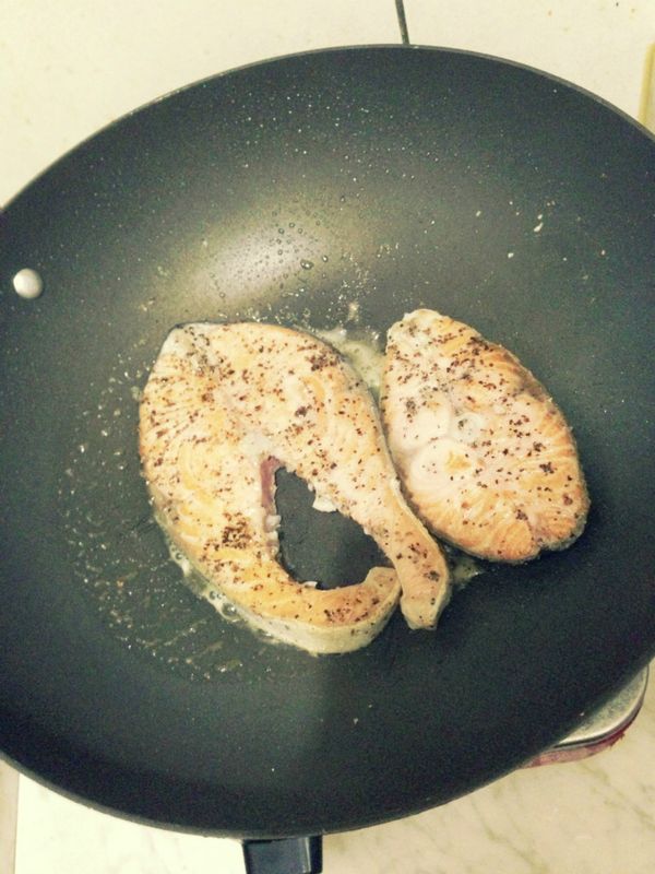 熱鍋後將魚肉放入鍋中乾煎，再放入奶油提香，煎至兩面金黃即可