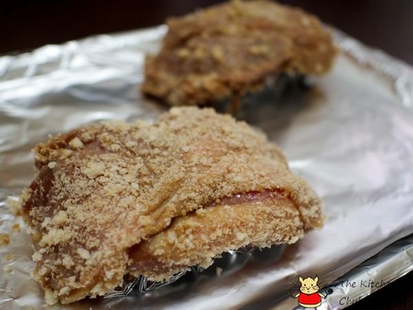 烤箱預熱200度C，將醃好的雞腿肉均勻裹上麵包粉，放在烤肉架上烤50分鐘。