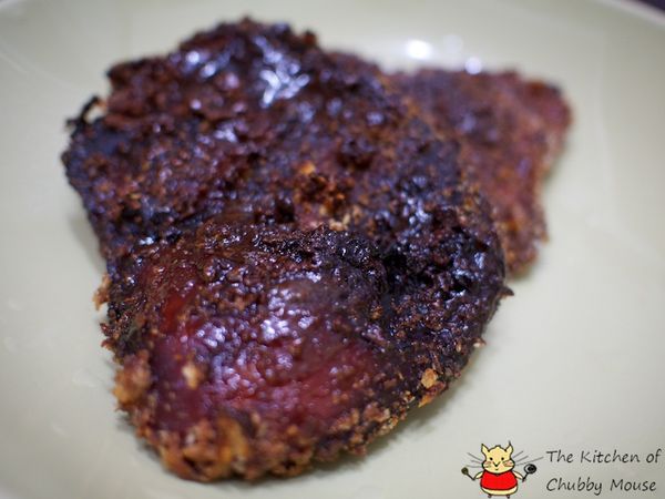 製作醬汁，小火將[醃料醬汁]熬煮成濃稠狀，待雞腿肉烤至50分鐘後，刷上第一次的[醃料醬汁]續烤20分鐘，中間可視情況再刷上第二次的[醃料醬汁]。