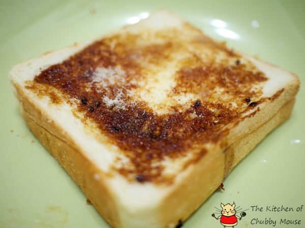 烤雞腿的同時順便將厚片土司也抹上[醃料醬汁]，中間放一小塊奶油，用烤箱剩下最後的10分鐘進去烤一下。