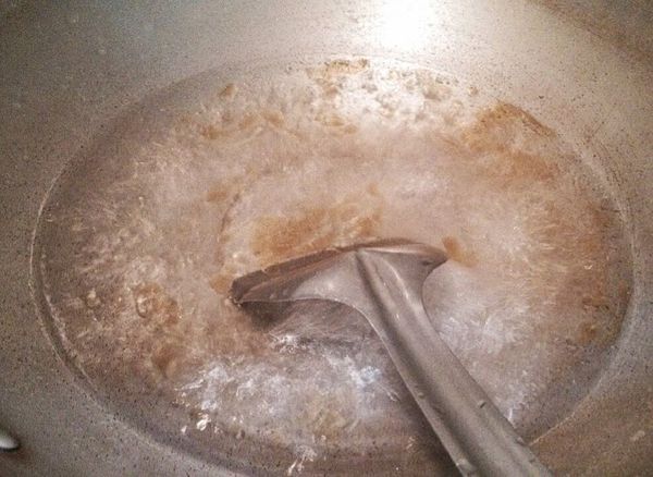 處理好的地瓜葉.用水清洗3遍.浸泡5分鐘.增加脆度. 熱水加入鹽巴.香油.煮滾後.丟入地瓜葉川燙.