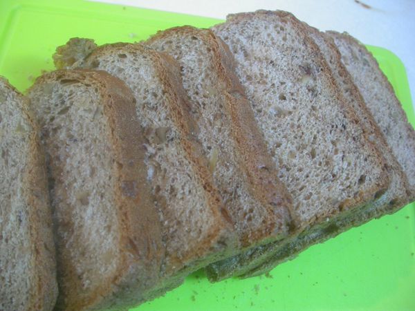 除核桃(切碎)，其餘依序放入麵包機中，啟動機器後，1個鐘頭後再放核桃。