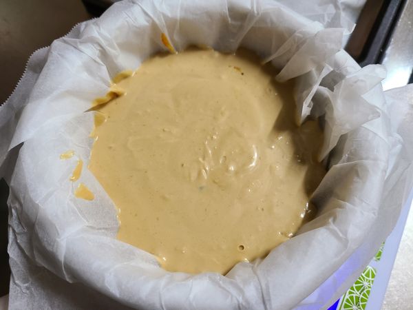 6吋圓模內鋪上兩層烘焙紙。

南瓜餡填入底部鋪平。

奶油乳酪室溫軟化，攪拌到滑順。

加入黑糖，攪拌到均勻。

分次加入蛋液，鮮奶油，過篩的玉米粉。

攪拌均勻後過篩兩次。