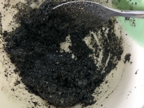 奶油、砂糖、芝麻餡攪拌均勻至糊狀