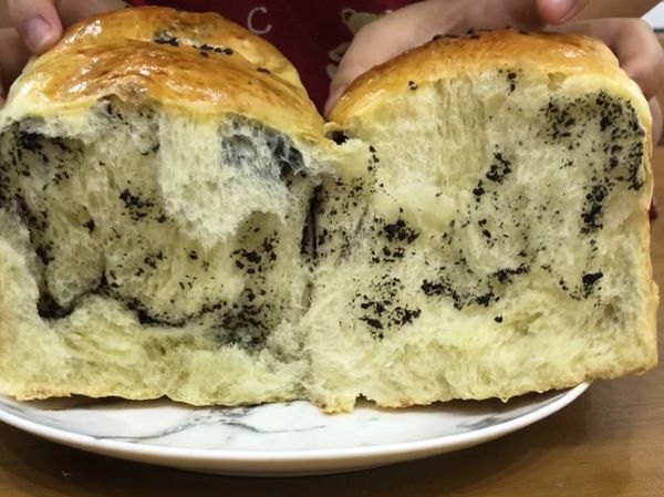 預熱，同「蜂蜜吐司」溫度時間，烤好即可脫模放涼。