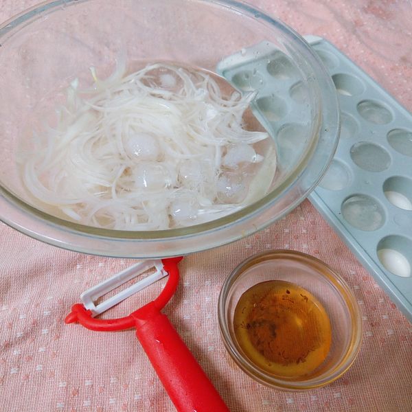 大碗中加入冷開水和冰塊冰鎮刨好的洋蔥細絲(浸泡10分鐘).