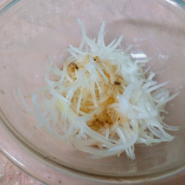 取出浸泡好的洋蔥細絲瀝乾水份再倒入桂花醬汁攪拌.