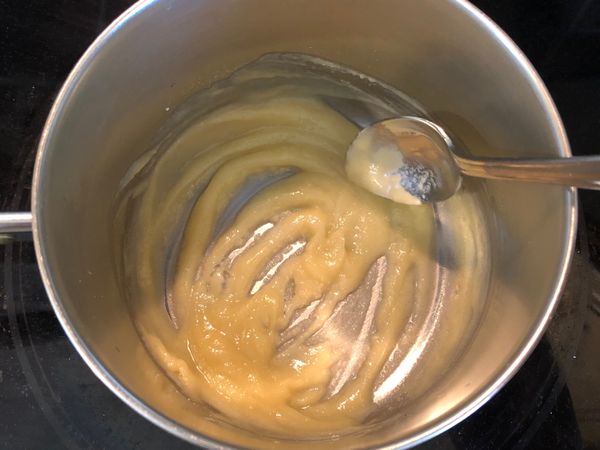 鍋中，放入奶油，融化後放入麵粉，攪拌均勻