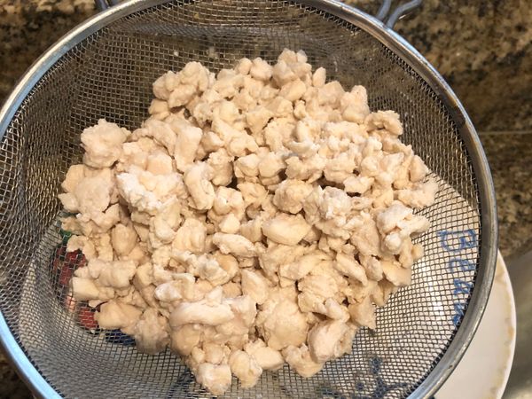 先炒好雞蓉，備用