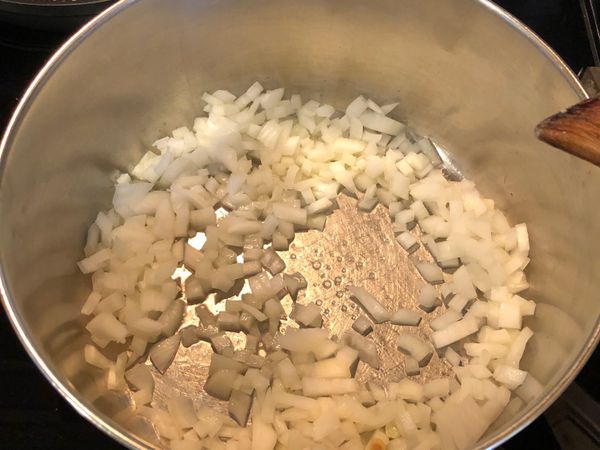 湯鍋裡面放入些許奶油，炒洋蔥