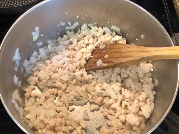 放入雞蓉，炒一炒