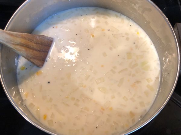 放入玉米醬、200ml的水、玉米粒，攪一攪