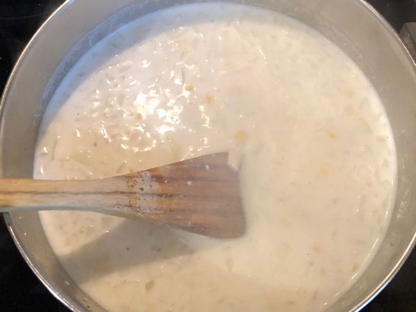 放入400ml牛奶、白醬、200ml的水，最後調味，加入些許鮮味炒手雞粉、黑胡椒粉。
完成✅