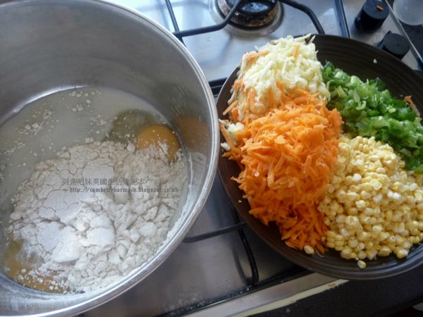 材料準備：紅蘿蔔庖絲、胡瓜庖絲（不用削皮）、玉米粒洗淨、青蔥庖絲or蔥花、起司塊庖絲、蛋和麵粉放入一個大鍋子裡。