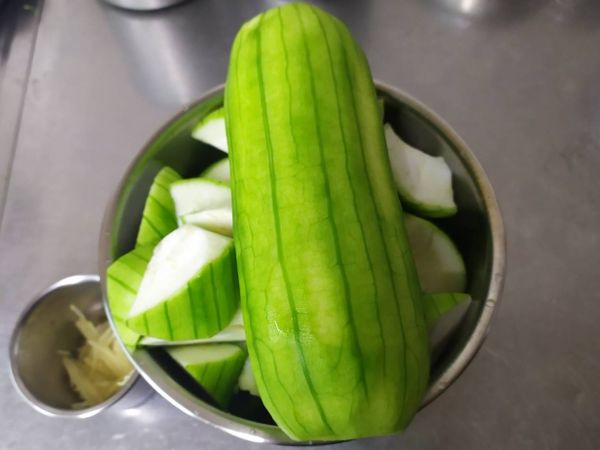 食材洗乾淨，絲瓜削皮後滾刀切塊、嫩薑切絲。