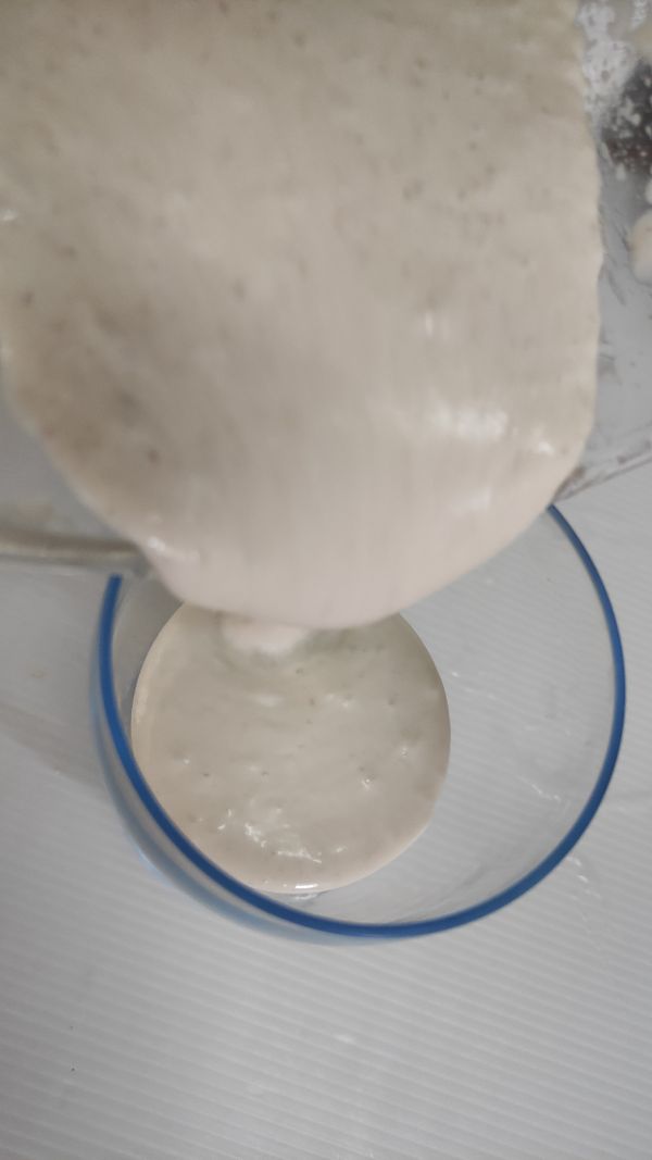 蓋上蓋子以高速攪打到芋頭和鮮奶及鮮奶油成乳霜狀就完成了。將攪打完成的芋香奶昔倒入杯中。