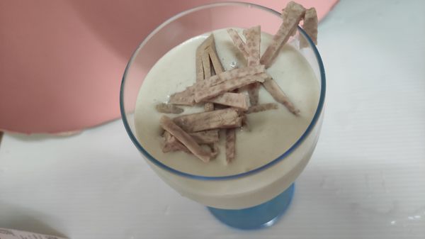 取一小塊芋頭且細絲置放上方裝飾，也能在飲用時嘗到芋頭原汁原味口感，增加咀嚼感。