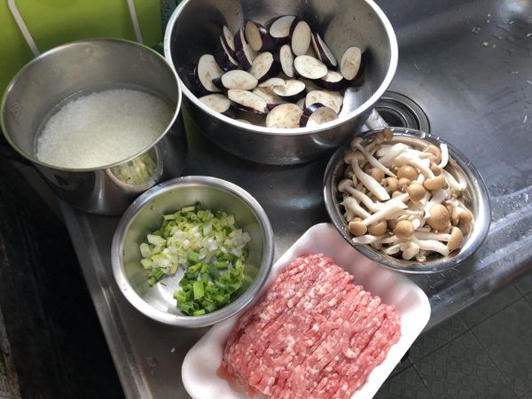 米洗淨，倒入內鍋加2杯水。
茄子洗淨切片
蔥洗淨晾乾切蔥花
鴻禧菇洗淨