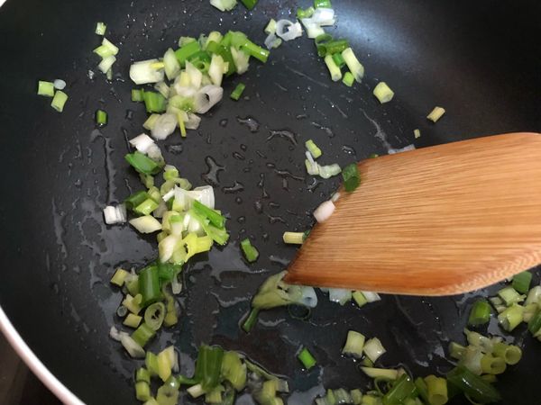 起鍋熱油，加入蔥花，炒至蔥香味出來，火不需要太大，適時將鍋子離開火源，避免蔥燒焦。