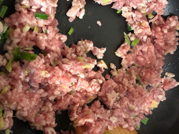 加入絞肉拌炒至變色。