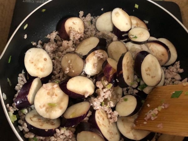 加入茄子拌炒均勻